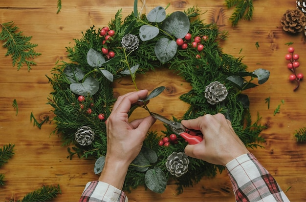 latest breaking, making, christmas, wreath